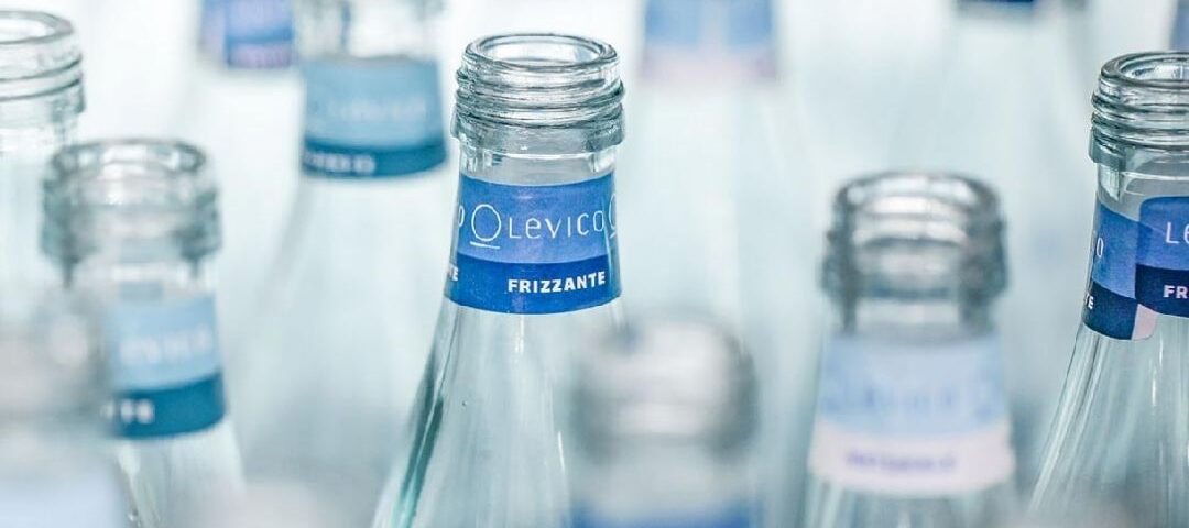 Acque Minerali in Vetro: Controlli di Sicurezza e Processo di Imbottigliamento